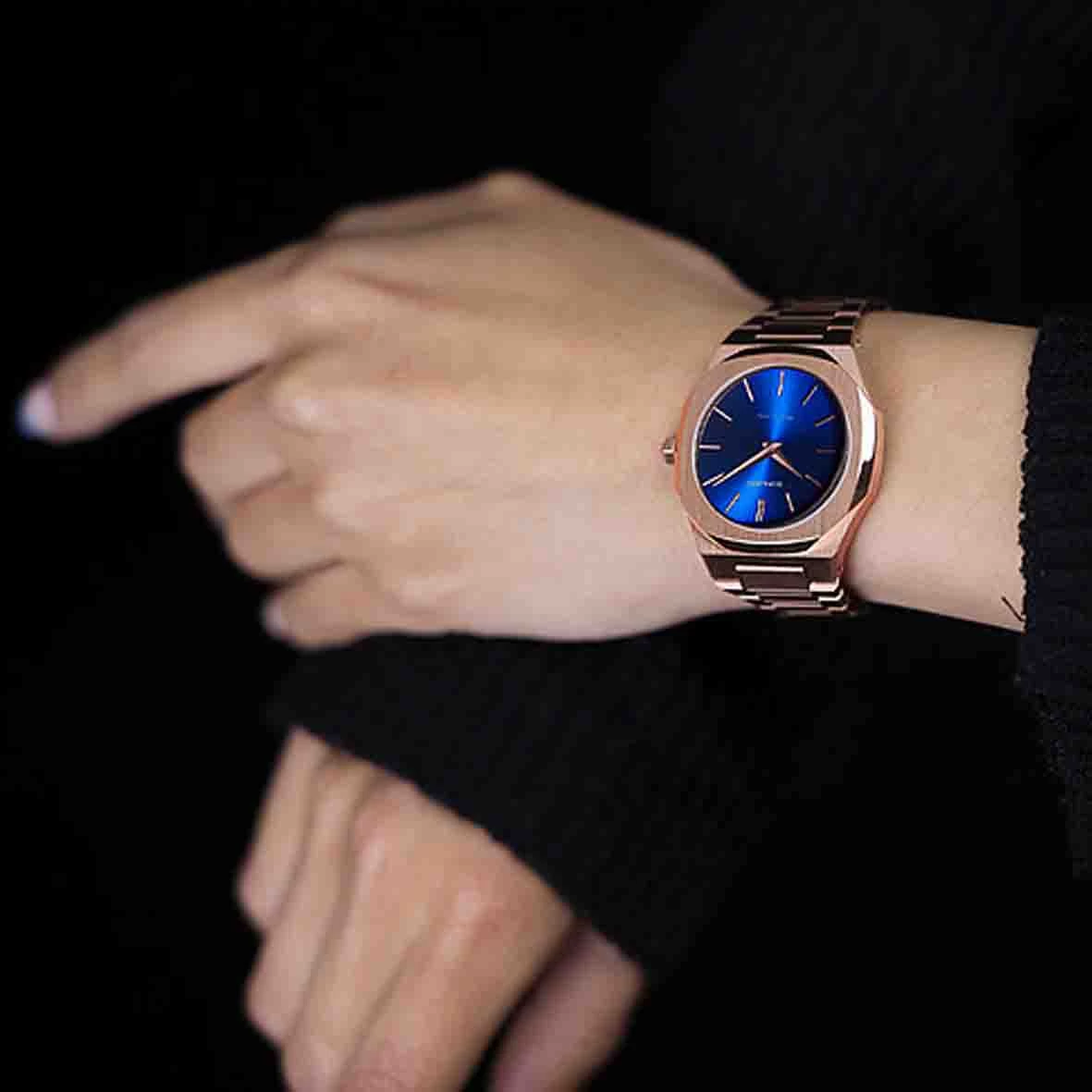 Montre D1 Milano Petite GEO Ultra Thin 34 - Femme Quartz- Cadran Bleu- 34 Mm - Acier Et PVD Rose - UTBL12 4 Montre D1 Milano Petite GEO Ultra Thin 34 - Femme Quartz- Cadran Bleu- 34 Mm - Acier Et PVD Rose - UTBL12 – Image 4
